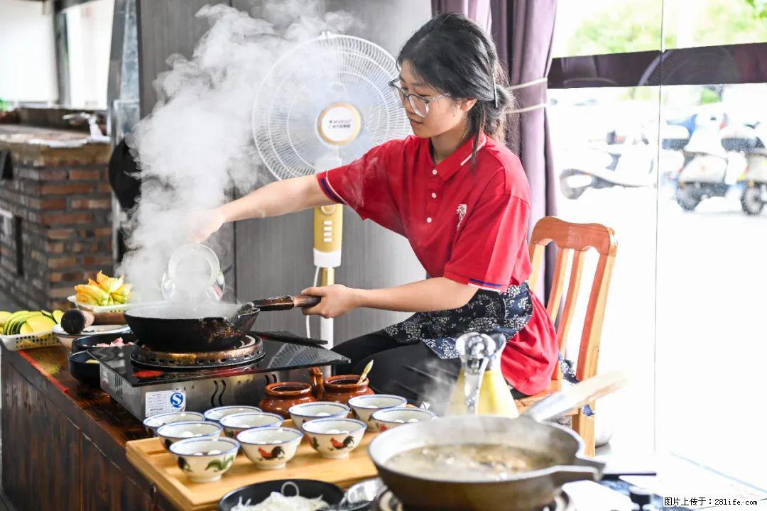 全网追的“扁担女孩”，找了一份暑假工，时薪12元 - 泸州生活资讯 - 泸州28生活网 luzhou.28life.net